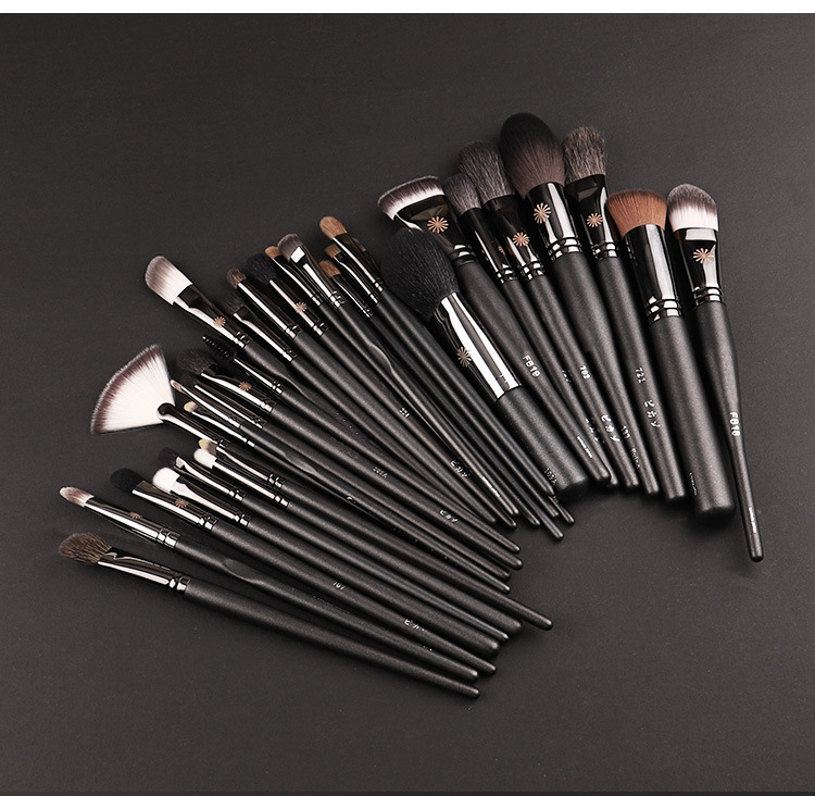 Fashion Fleece Wooden Handle Makeup Brushes display picture 1