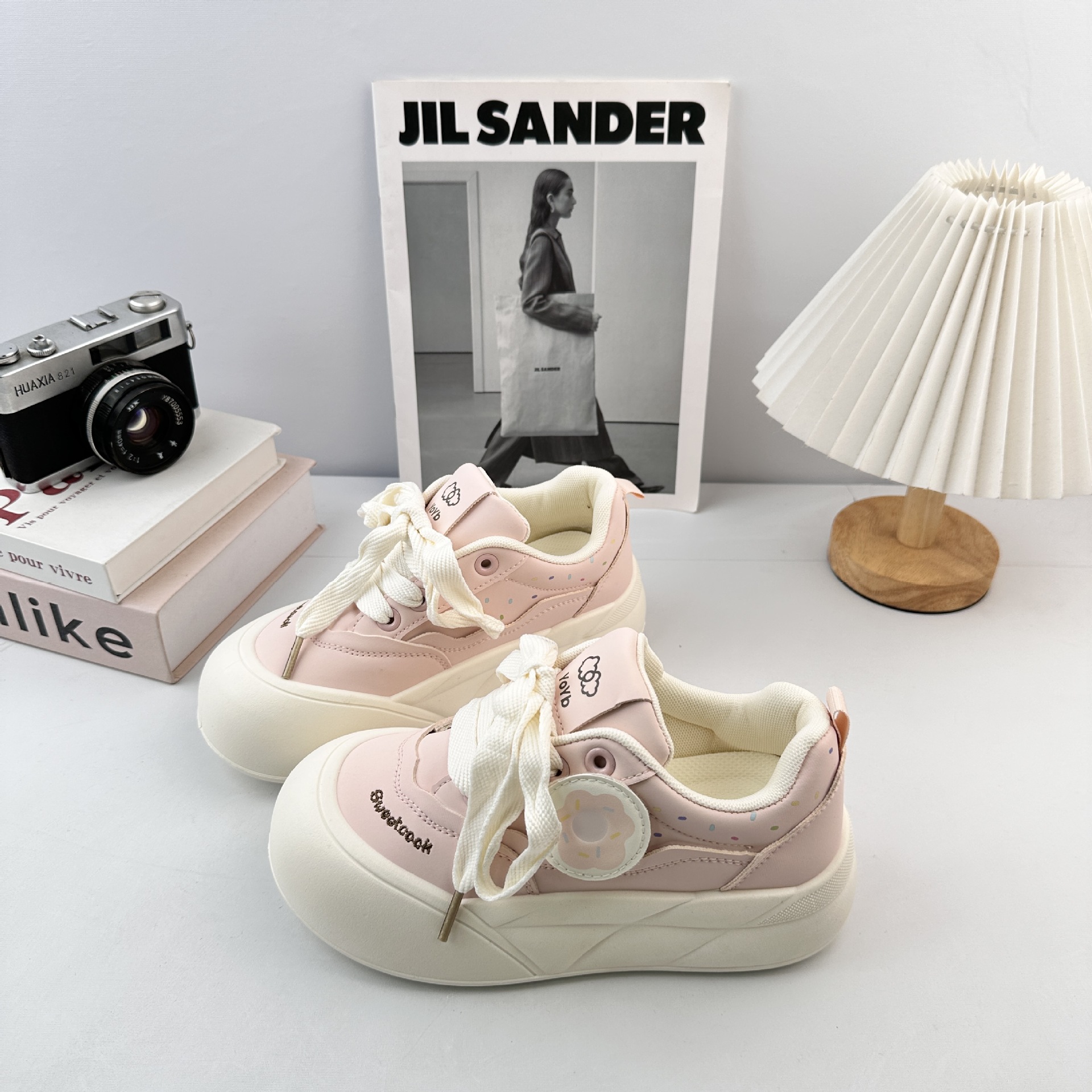 Zapatos blancos de fondo grueso para mujeres 2025 nuevos zapatos de skate coreanos que coinciden con zapatos de nicho casuales zapatos de pan