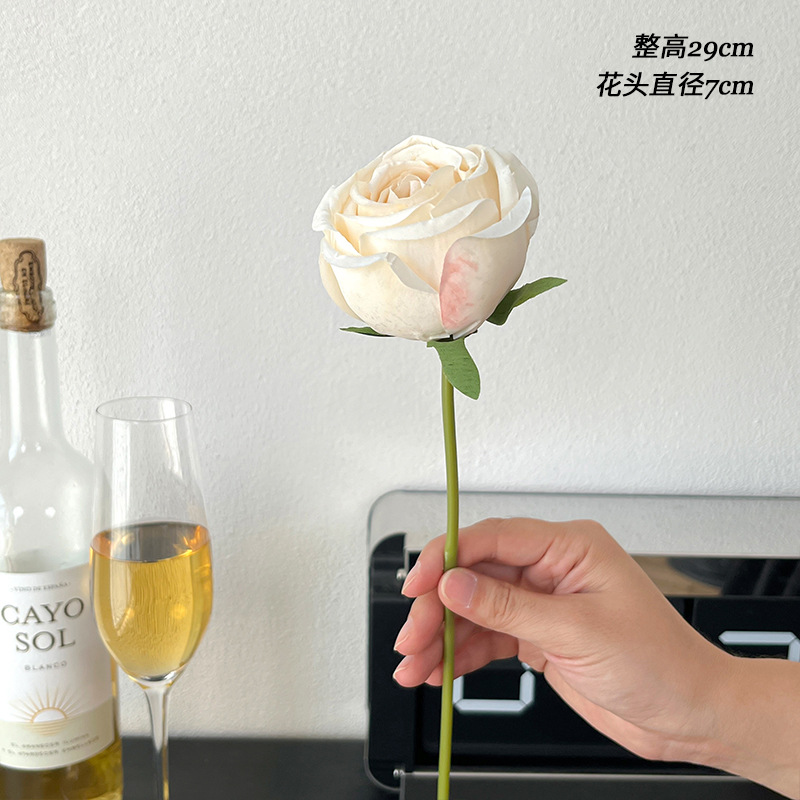 미색 구운 가장자리 다이아몬드 장미 1개