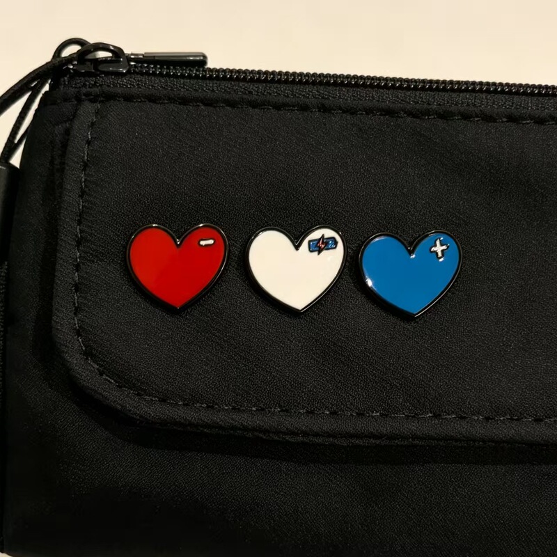 Colorful heart badges in red, white, and blue, heart-shaped pin badges for men and women, for decorating clothes and bags Colorful heart badges in red, white, and blue, heart-shaped pin badges for men and women, for decorating clothes and bags