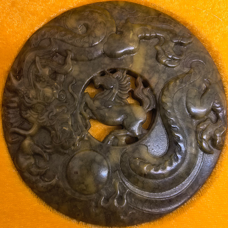 供应古玩杂项仿古做旧工艺品岫玉赤龙双面工玉璧家具摆件批发