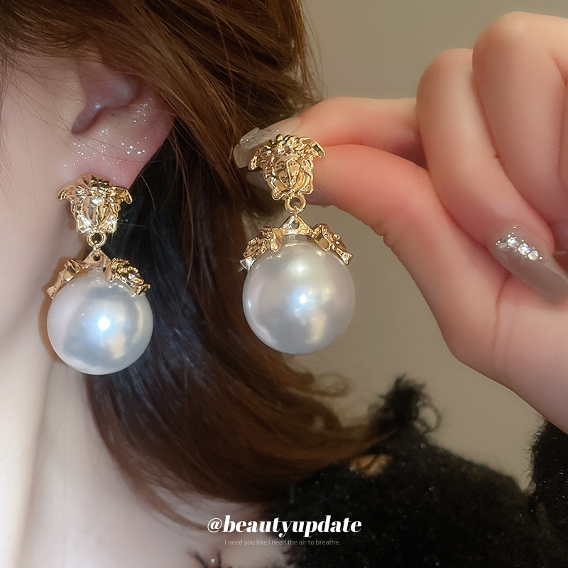 Aguja de plata Vintage Retrato Pendientes de perlas Pendientes de nicho femenino Pendientes de temperamento de moda Lujo ligero Sentido de alta gama