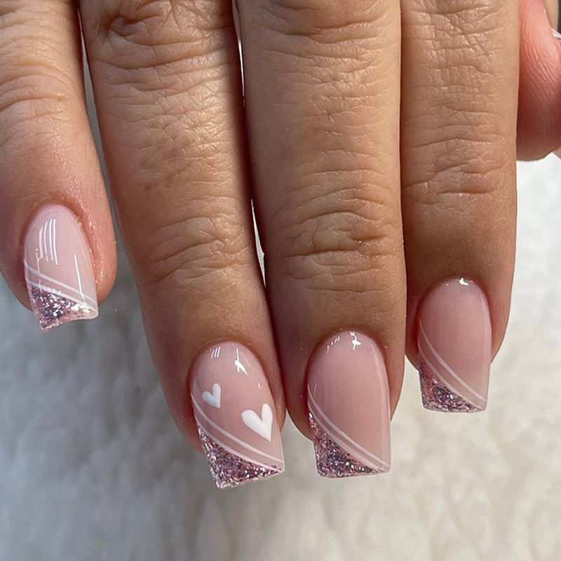 Style français explosif européen mi-long portant une armure, mignon et attentionné, lignes minimalistes, pièces de nail art, faux ongles_voghion.com
