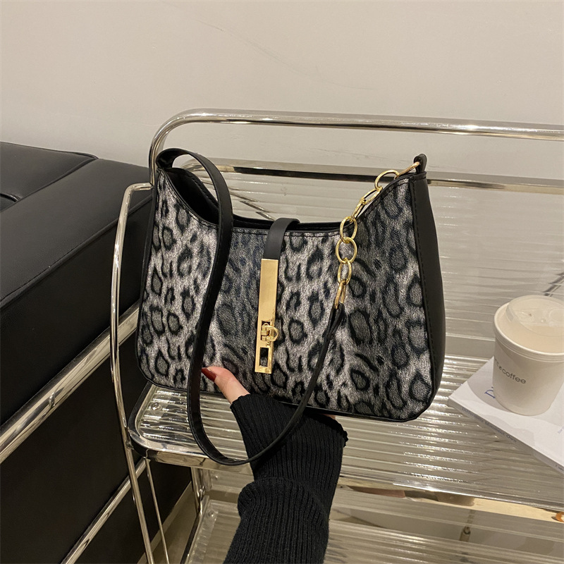 2024 otoño y invierno nuevo bolso de mujer nicho de diseño de bolsos de moda extranjero bolsos de brazo de moda bolso de hombro de bloqueo