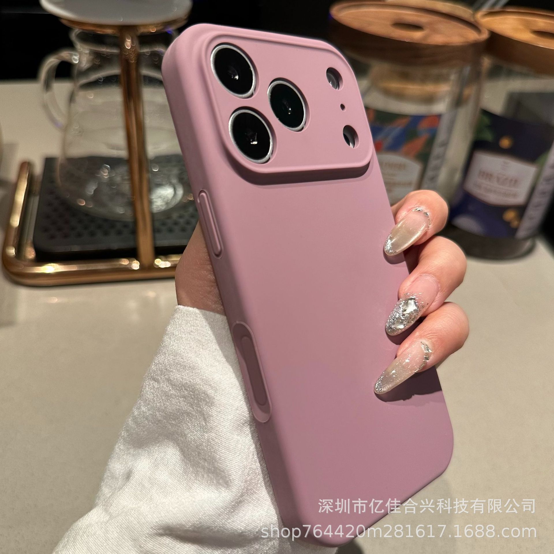 Aplicable a Apple 17PROMAX agujero de silicona líquida caso de teléfono móvil 15iPhone16 color sólido anti-caída botón integrado