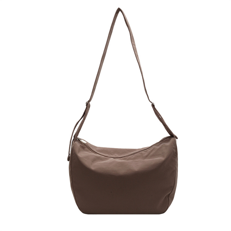 Bolsos de gran capacidad Bolsos de media luna de estilo perezoso para mujer Bolsos de bola de masa de mensajero de un solo hombro Bolsos de tela deportiva y de ocio de moda image 6