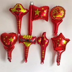 国慶節の子供は旗を持っています。