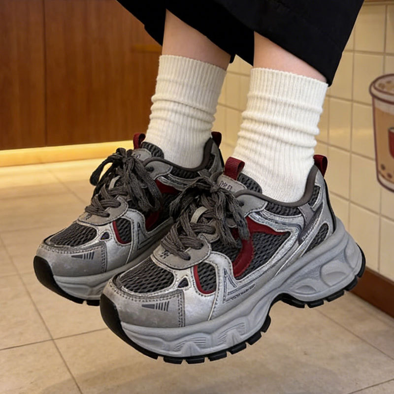 Retro zapatos de papá de fondo grueso para mujeres 2026 primavera nueva variedad de altura pequeña zapatillas deportivas casuales de malla ligera