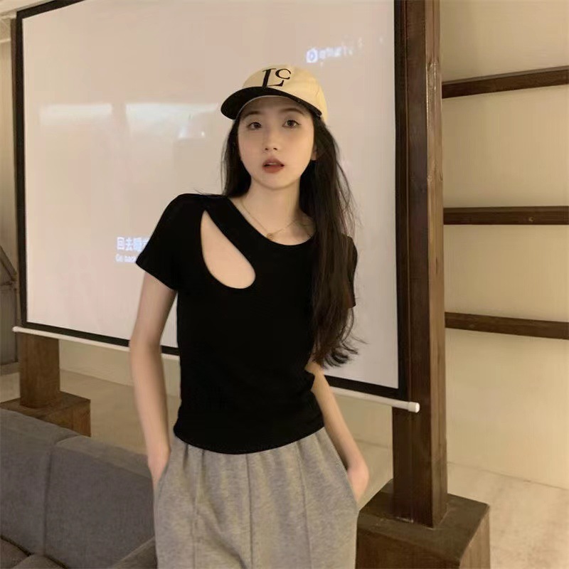 Camiseta de manga corta para mujer con clavícula hueca para diseño, estilo occidental, estilo sexy, dulce y picante, parte superior fuera de la cintura para estudiantes image 6
