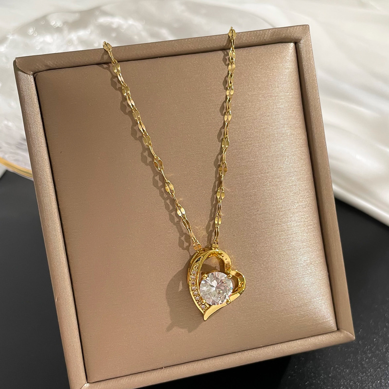 Fashion Heart Shape Titanium Steel Copper Chain Inlay Artificial Diamond Pendant Necklace display picture 2