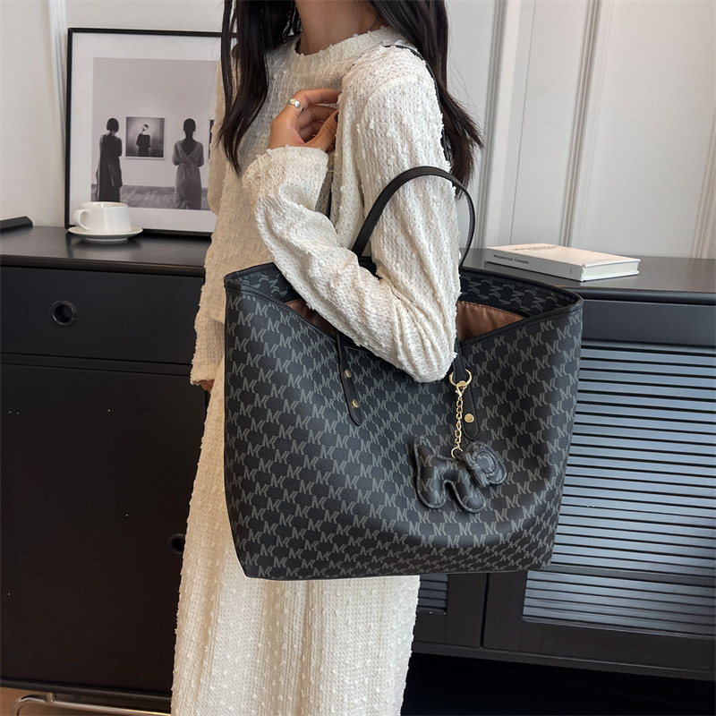 Bolso de alta sensación para mujeres 2025, nuevo tipo de bolso de mano, bolso de viaje de moda universal, bolso de hombro de gran capacidad