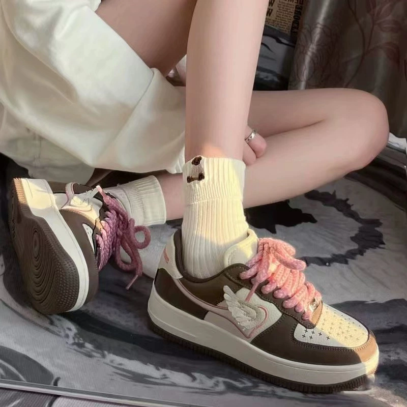 Белые туфли для женщин 2024 Новая Осенняя Студенческая обувь в японском стиле хлебные туфли с большим носком повседневные кроссовки на толстой подошве розовые