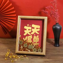 中国式毎日爆発した会社のデスクは意味のある文字で小元宝の実物の充填物のテーブルを飾っている