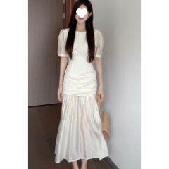 フレンチレディスタイルのエレガントな社交界の気質の女性のための半袖ドレス、夏の優しいスタイルのファッショナブルなプリーツスプライシングロングドレス