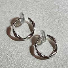 レトロな香港風の銀色の不規則なねじれの耳のクリップの耳の穴のイヤリングの女性の秋冬の新型の蚊取りの皿の丸い耳飾り