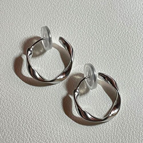 Retro Hong Kong Style Ear Clips for Women, New Round Hoop Earrings, No Piercing, Elegant and Sophisticated French Bug Spray Disc Earrings