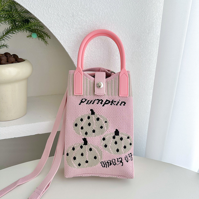 Calabaza con letras rosas