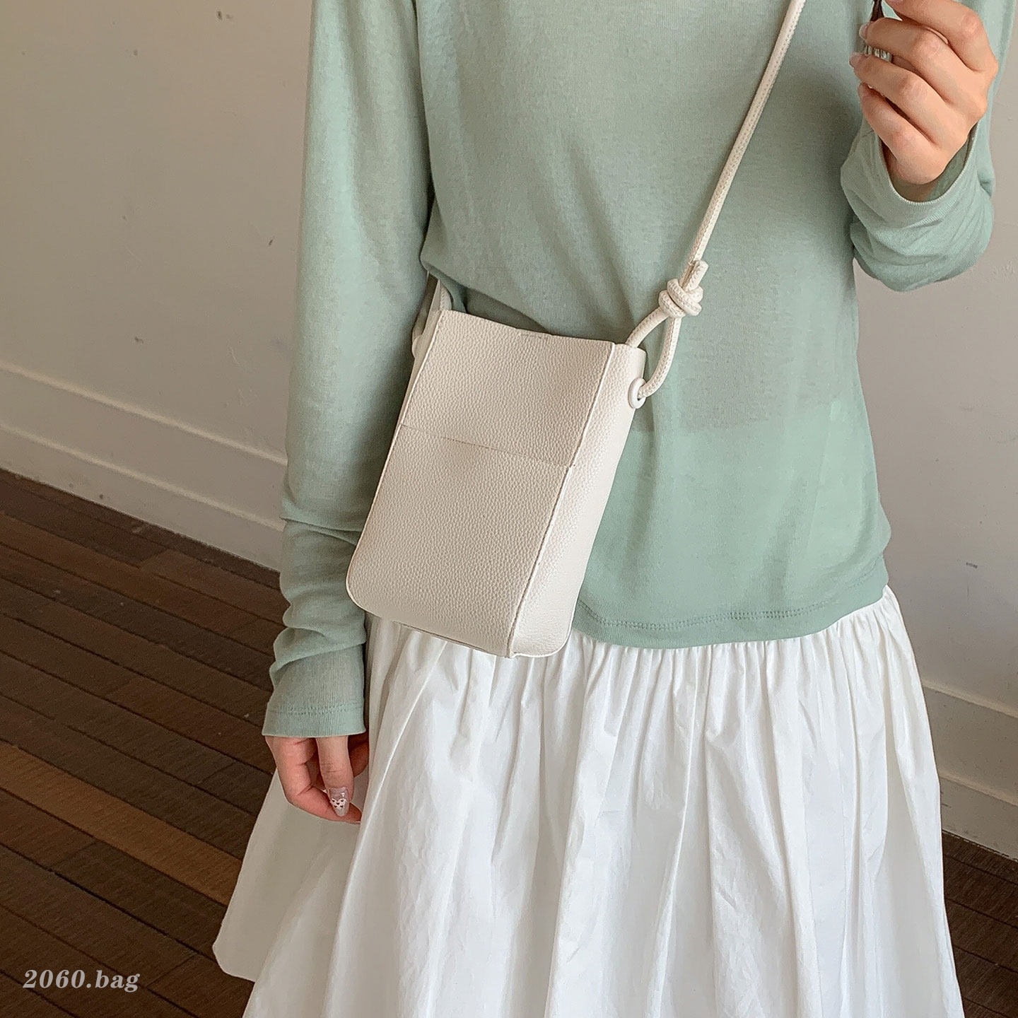 Bolsa de mujer nuevo color sólido 2026 bolso coreano ligero portátil pequeño cubo de aire extranjero nicho de verano inclinado teléfono móvil hombro