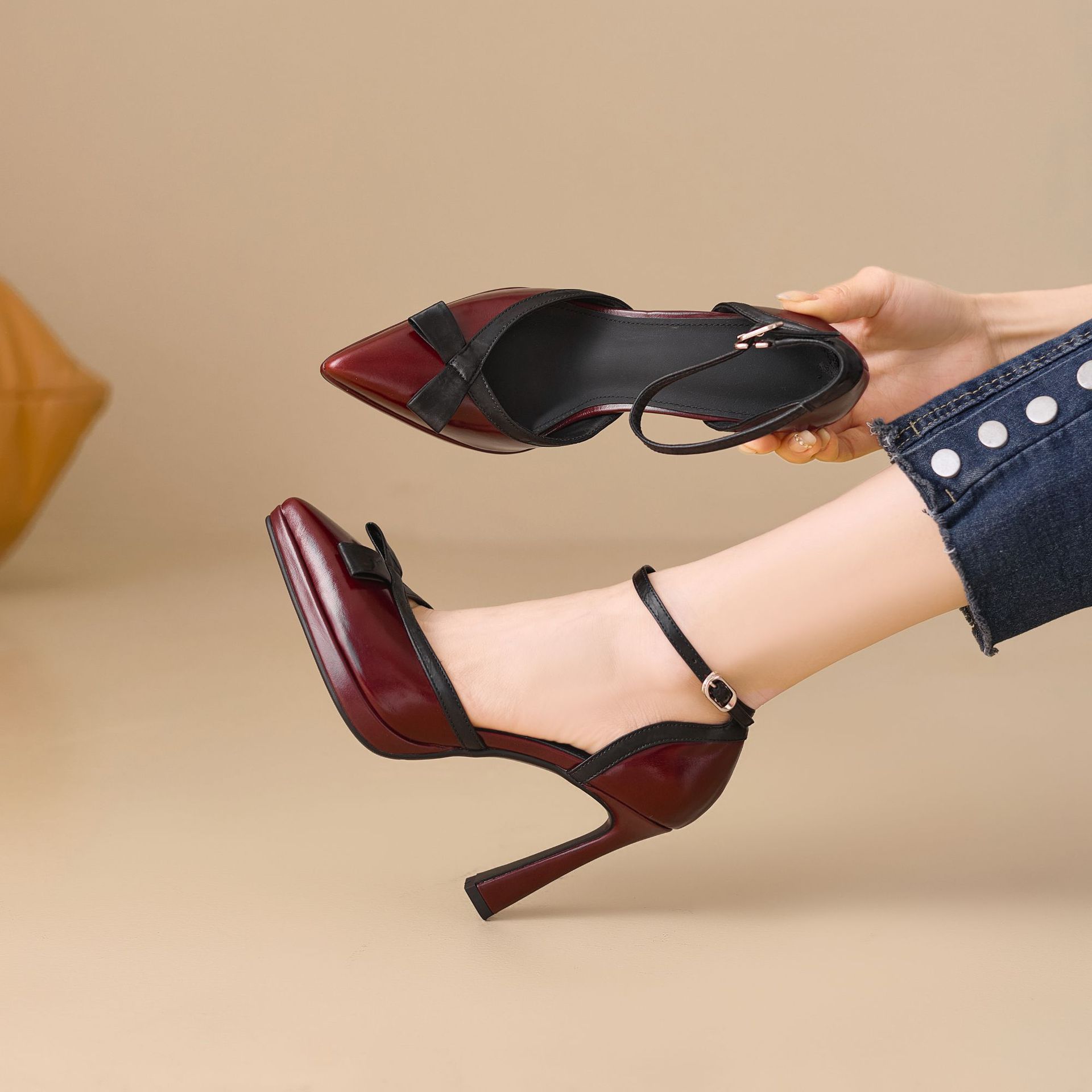 Sandal cao gót nữ phối màu phong cách Chanel, quai một khuy, mũi kín, gót nhọn 9 cm — Rượu vang đỏ, màu trắng ngà