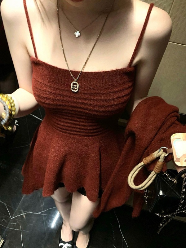 美神悸动秋季短款针织外搭开衫长袖外套女+吊带针织短裙|undefined