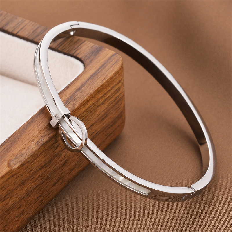 Pulsera de titanio y acero para mujer, diseño moderno y sencillo, pulsera de lujo que no se desvanece, venta al por mayor en stock.