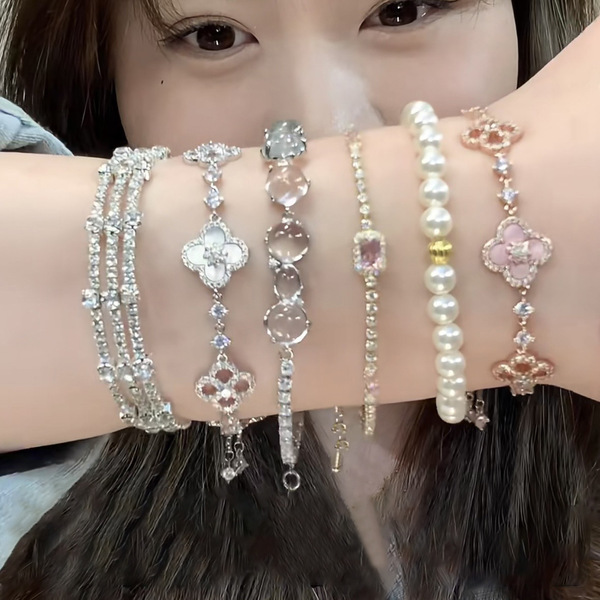 Adjustable sophisticated elegant universal bracelet with zircon