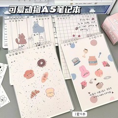 新しいかわいい動物A5の上でページをめくる本は、手の高顔値の学生がノートを厚くすることができない