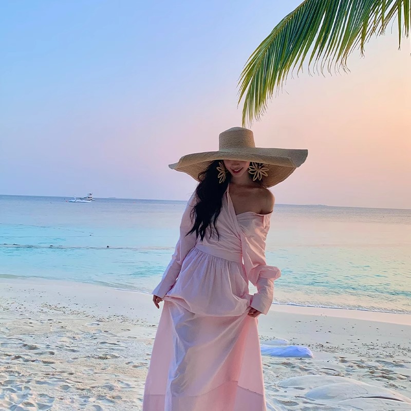 Big beach straw hat solar-powered