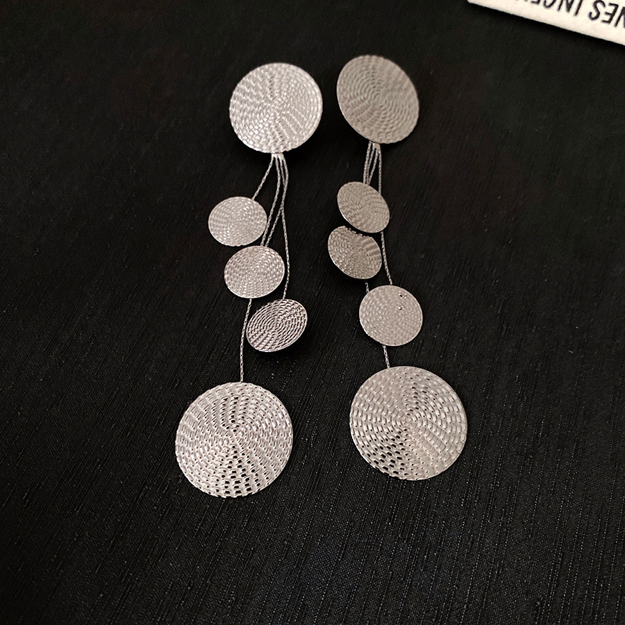Agujas de plata transfronterizas redondas de textura aretes de bordas metalles europeos y estadounidenses pernos de aretes personales fríos exagerados aretes image 8