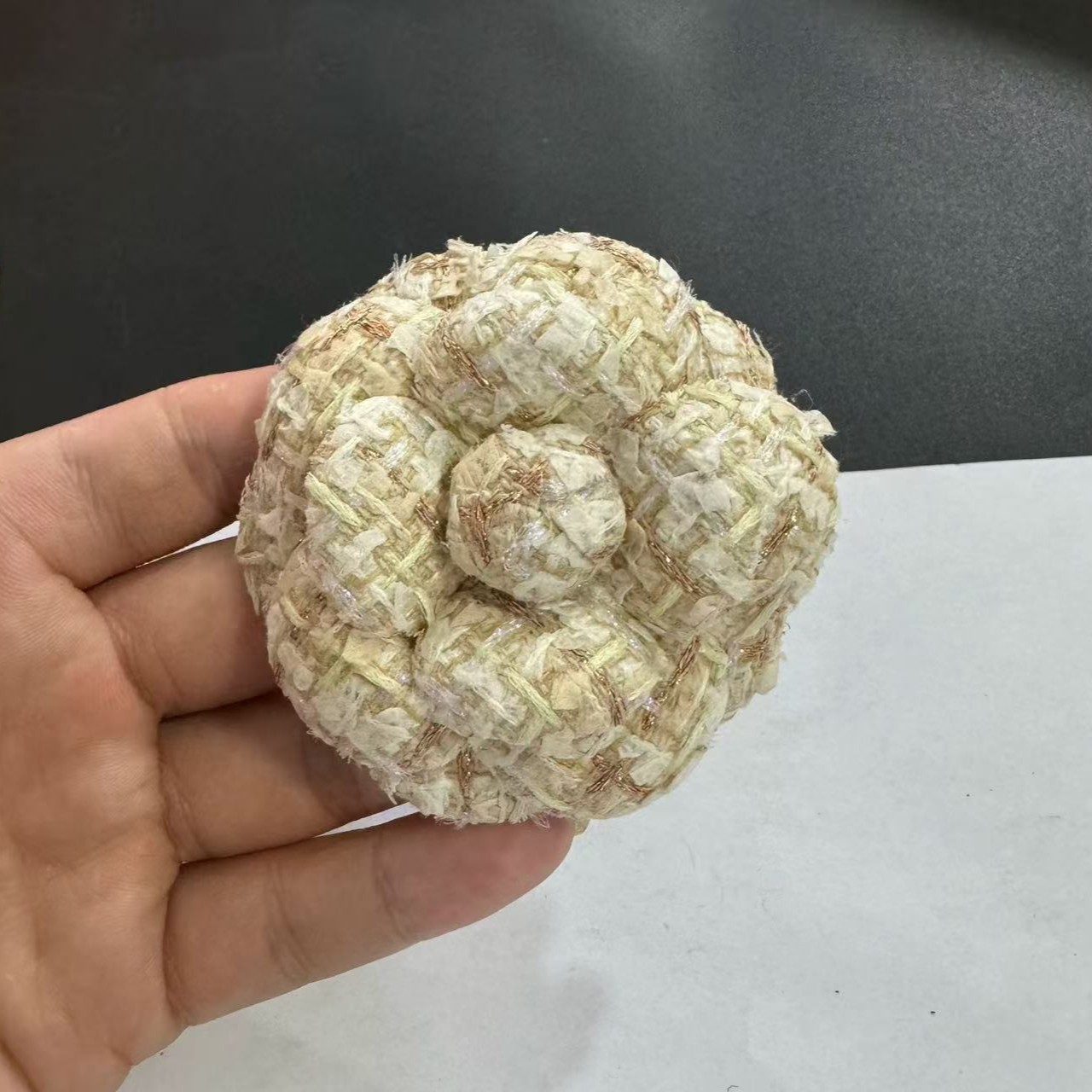 폭발 6.8CM 하이 엔드 인기 작은 향기 두꺼운 꽃 니부 슈퍼 모양의 꽃 동백 보석 코사지와 브로치