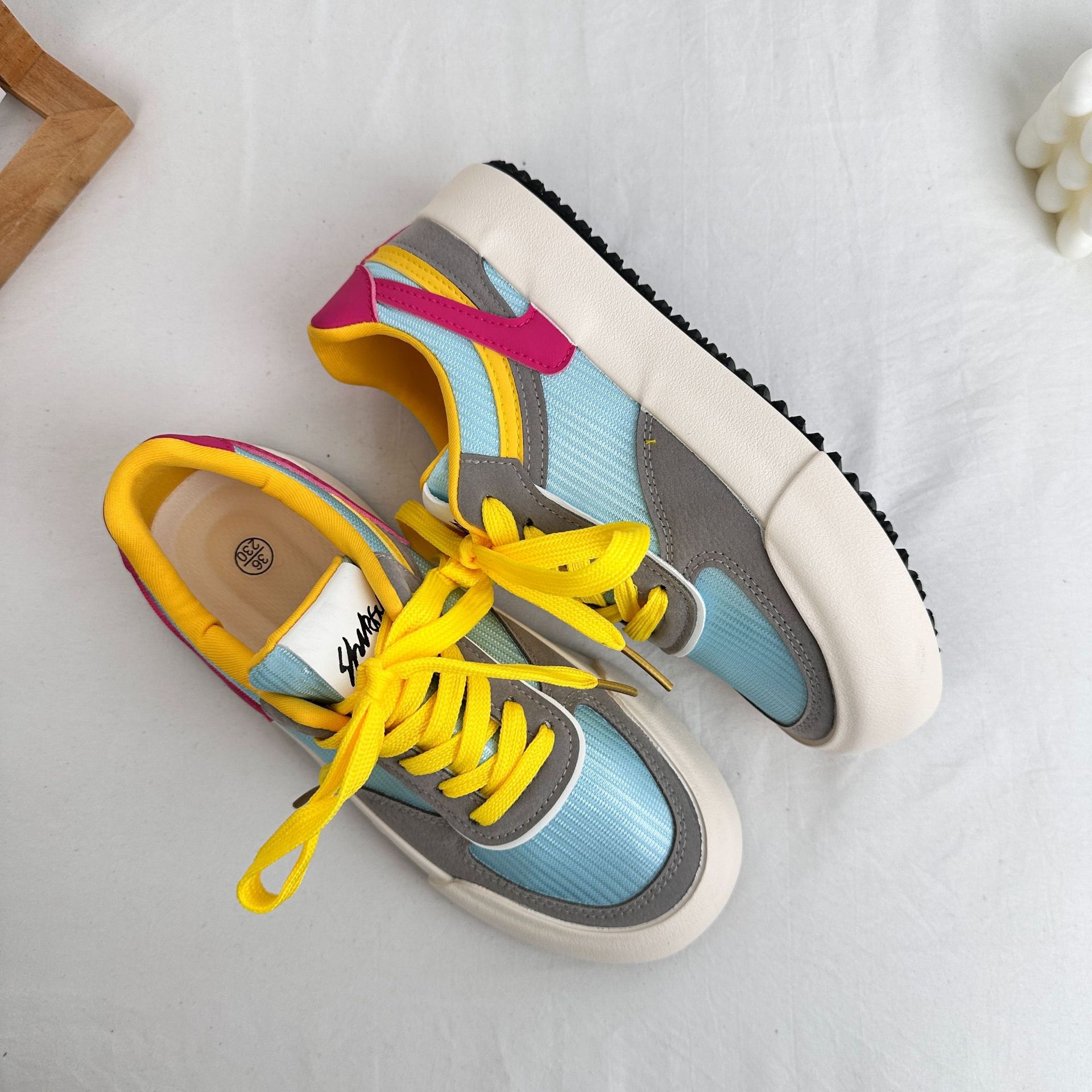 Zapatos blancos de estilo americano para mujeres 2025 primavera nuevos zapatos de skate de moda de suela gruesa para mujeres tendencia deportiva casual universal 6610