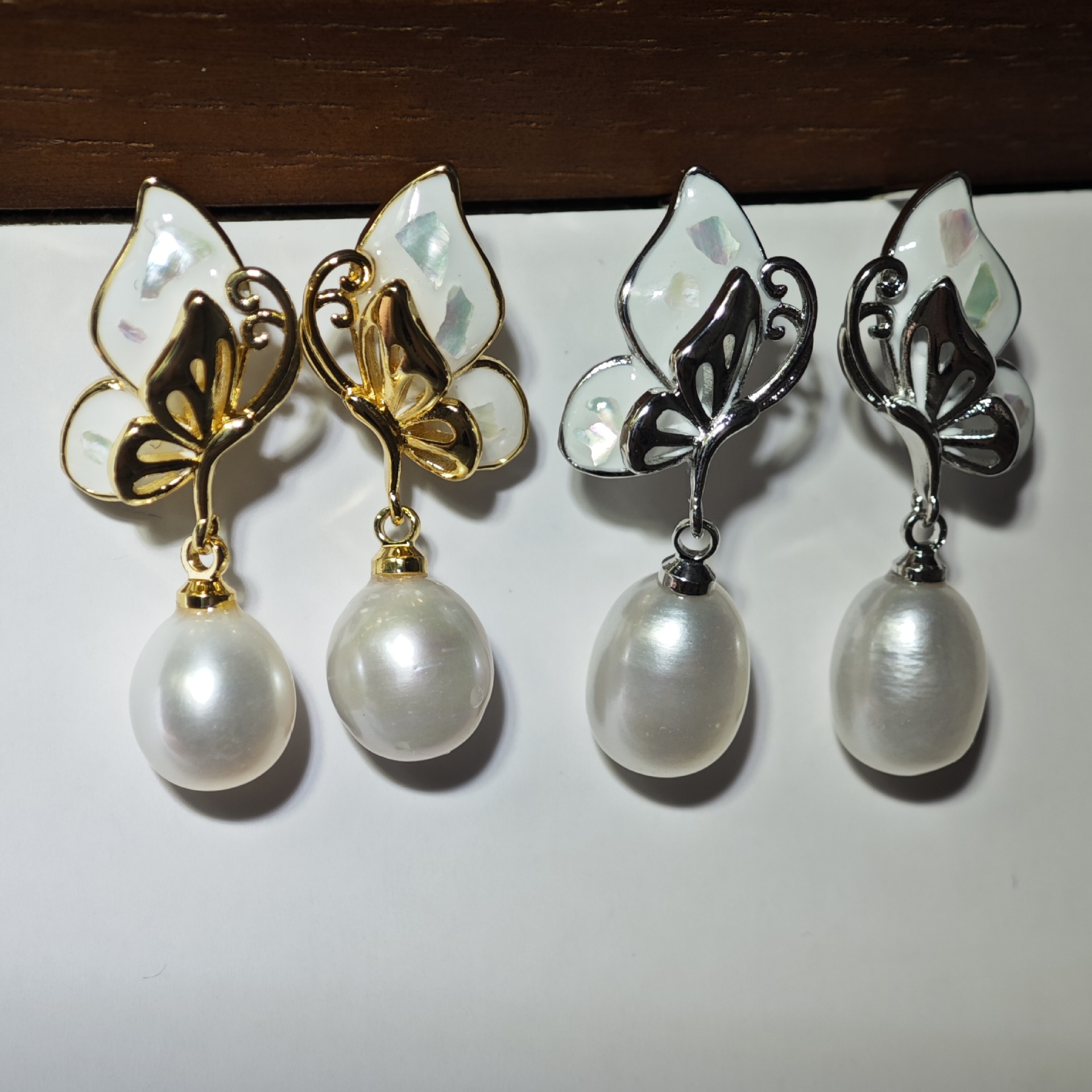 으껍질 기름이 뚝뚝 떨어지는 나비