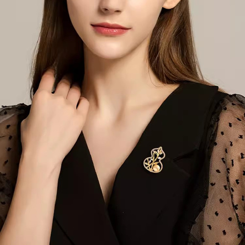 Minimalist Chinese-style gourd and bamboo leaf brooch for women, elegant and versatile, pearl flower pin accessory, unique and personalized design.