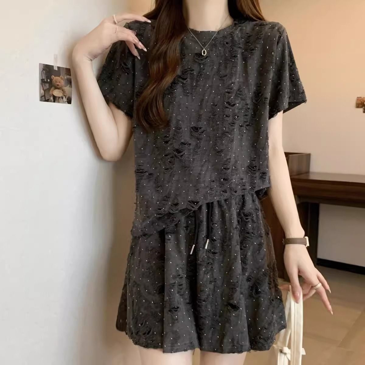 Bộ mặc nhà nữ tay ngắn quần short rộng, phá lỗ đính đá, form rộng thoáng mát — Bộ đồ màu xám đậm (áo+quần), Trang phục màu hạnh (áo+quần) chi tiết 22