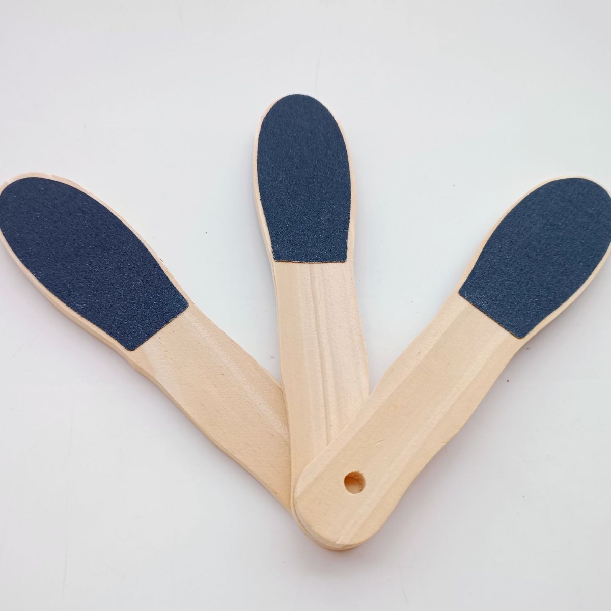 Fábrica directa mango de madera de doble cara papel de lija pie tabla de exfoliación pie de fricción pie archivos belleza al por mayor en stock