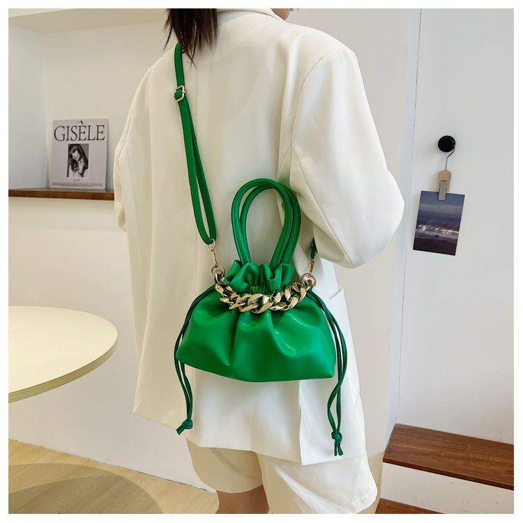 2022 New Fashion Pleated Drawstring Handbag Chain Clouds One-shoulder Crossboby Bag display picture 2