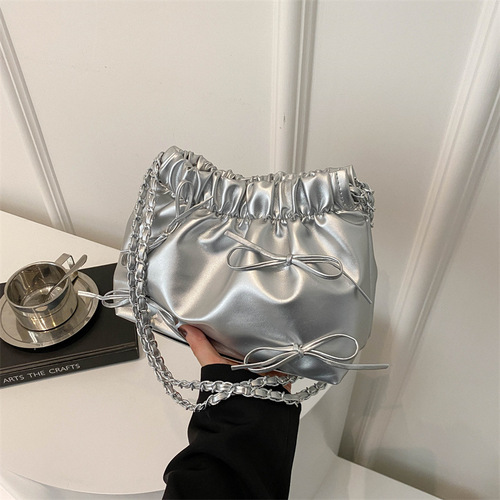 Minimalist Casual Fashion Single Strap Women's Bag Large Capacity 2024 Spring New Minimalist Casual School Commute Bucket Bag