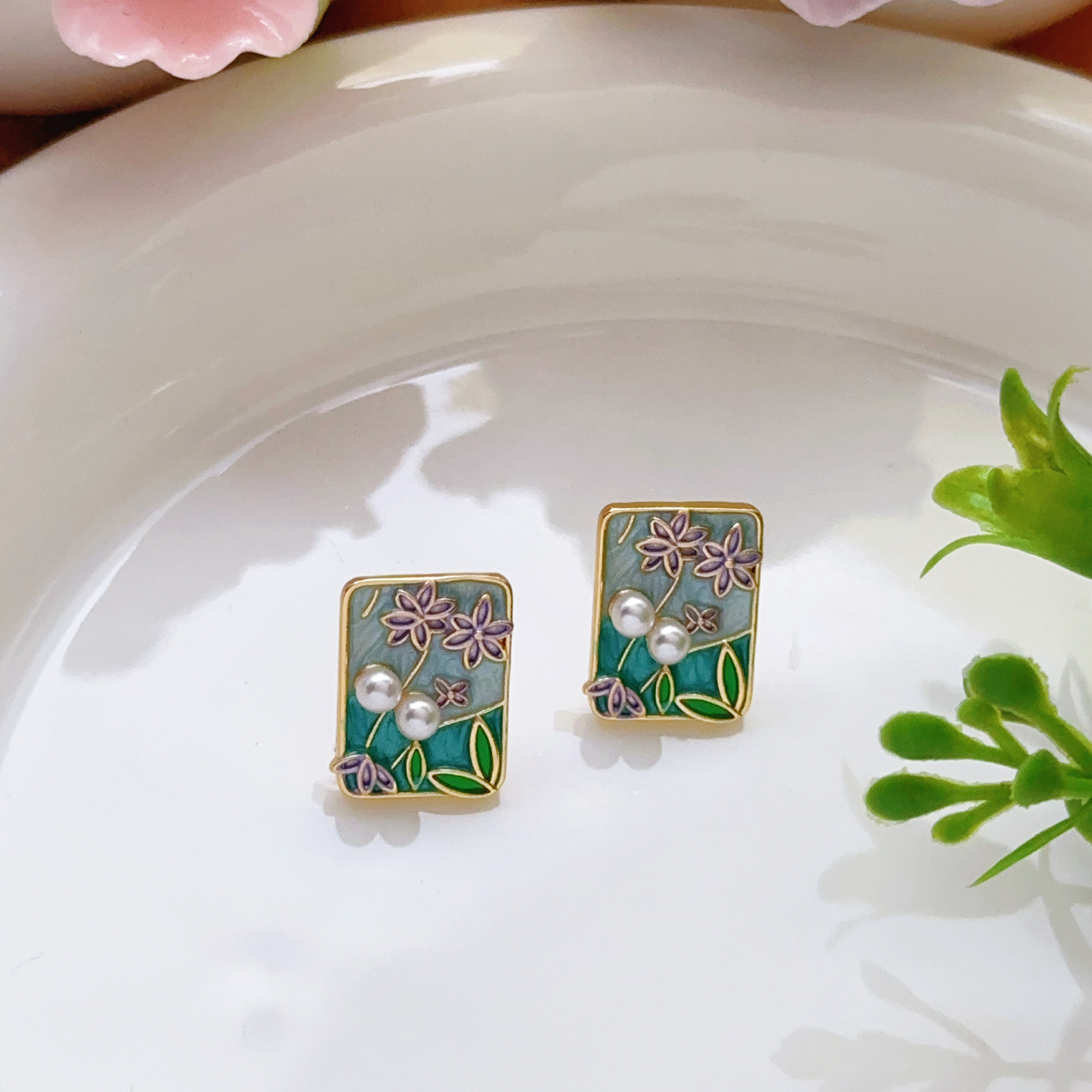 Pendientes de perlas Zhuji, temperamento blanco francés, pendientes antiguos, desplazamientos diarios, lujo ligero, joyería de orejas de alta gama al por mayor