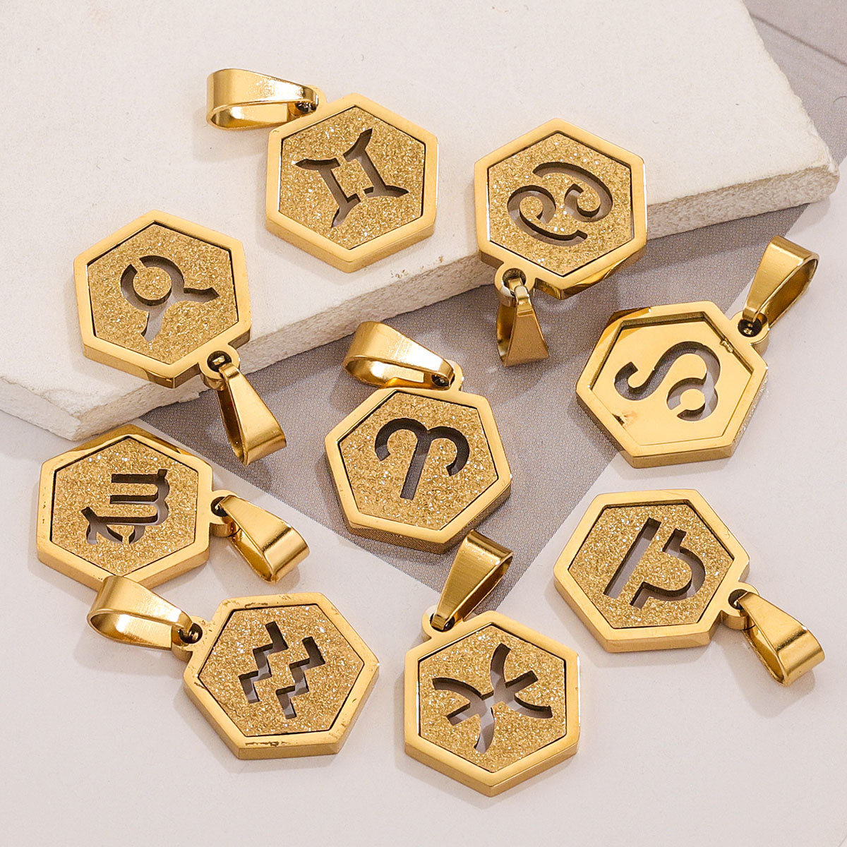 Hexagonal cuadrado europeo y americano arena de prensado de acero inoxidable 18K 12 colgante de constelación diseño de personalidad joyería DIY popular