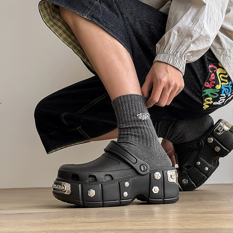 Модные металлические сабо с шипами, парижские ботинки с отверстиями, новые сандалии на толстой подошве, увеличивающие рост, 2025 года.