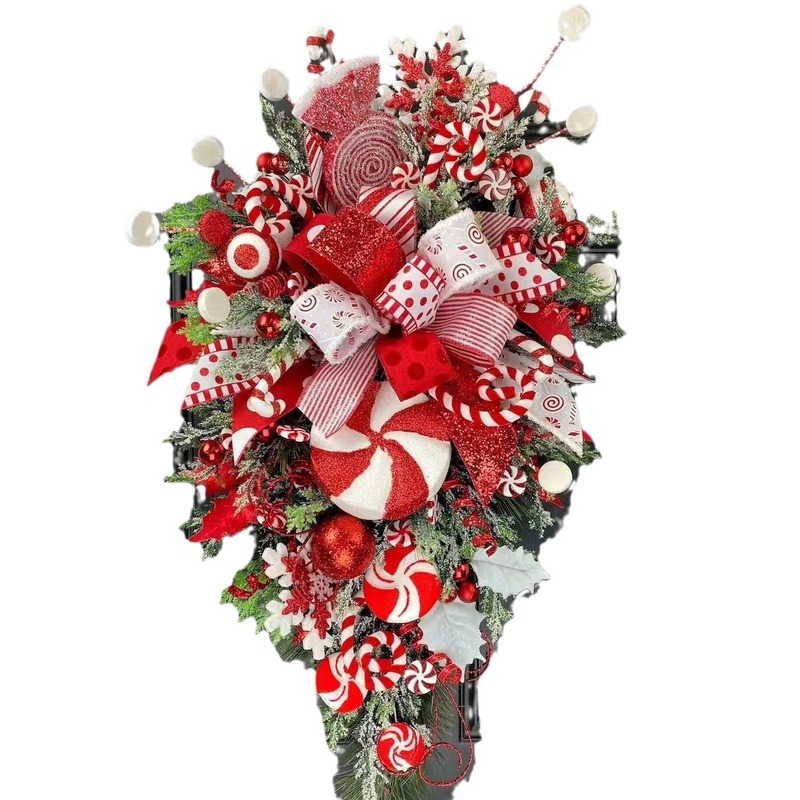 国境を越えた新しいクリスマス花輪クリスマスの扉にクリスマスのキャンディーを掛けて木を飾ってクリスマスの装飾道具を飾る|undefined