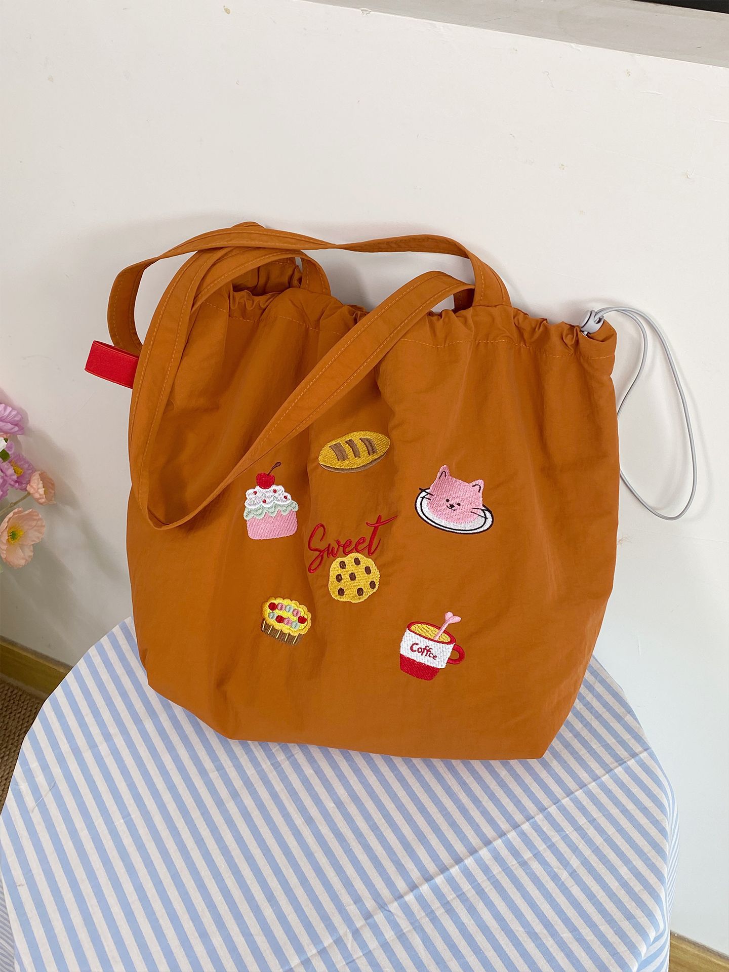 韓国版の新型アルファベットのプリントの包みの女性の大容量のナイロンのショルダーバッグ