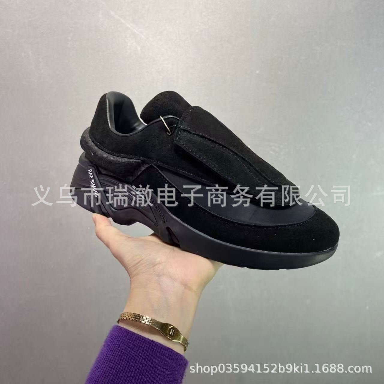 Comfortable universal sneakers