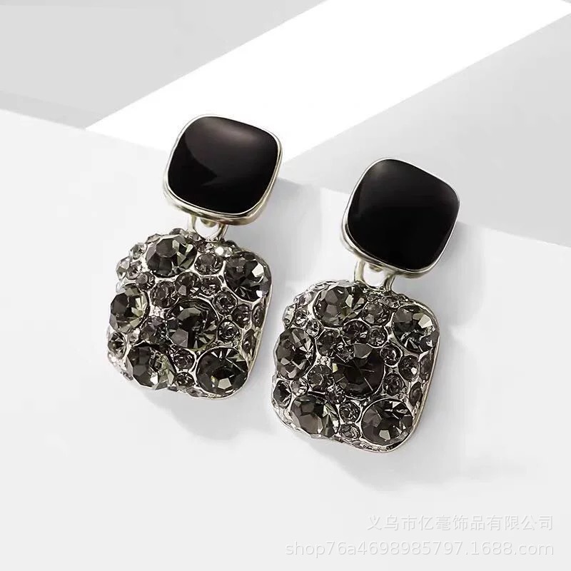 S925 Pendientes de perlas de temperamento Pendientes de lujo ligero de alta gama Pendientes al por mayor y al por menor transfronterizos Mujeres