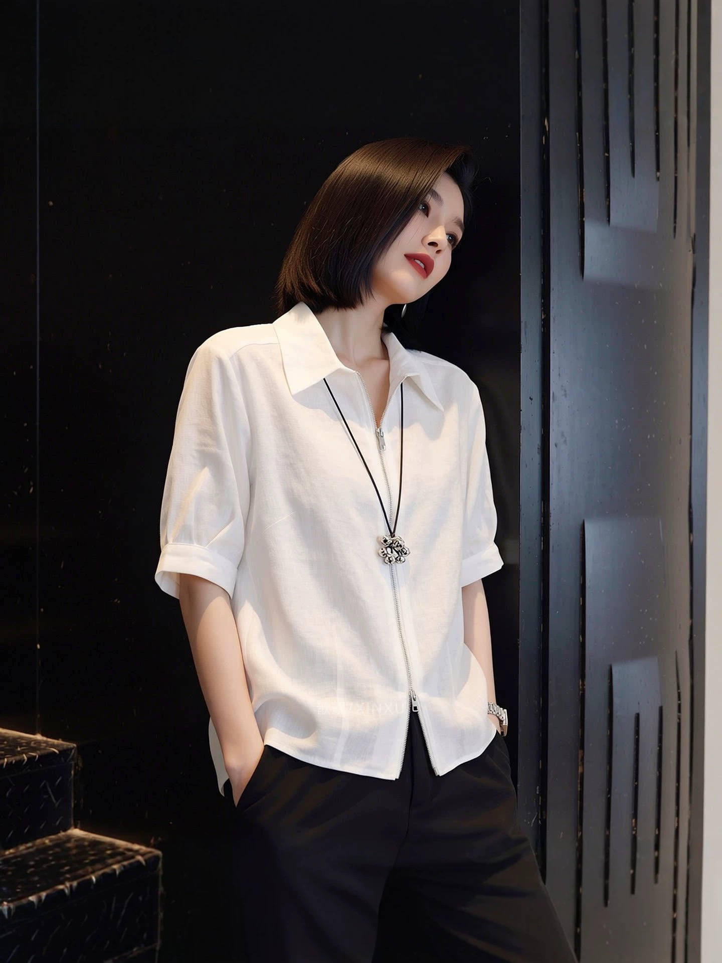 Áo sơ mi ngắn tay nữ cổ lật phong cách nhẹ nhàng, thiết kế dây kéo trước, form suông tôn dáng — màu trắng