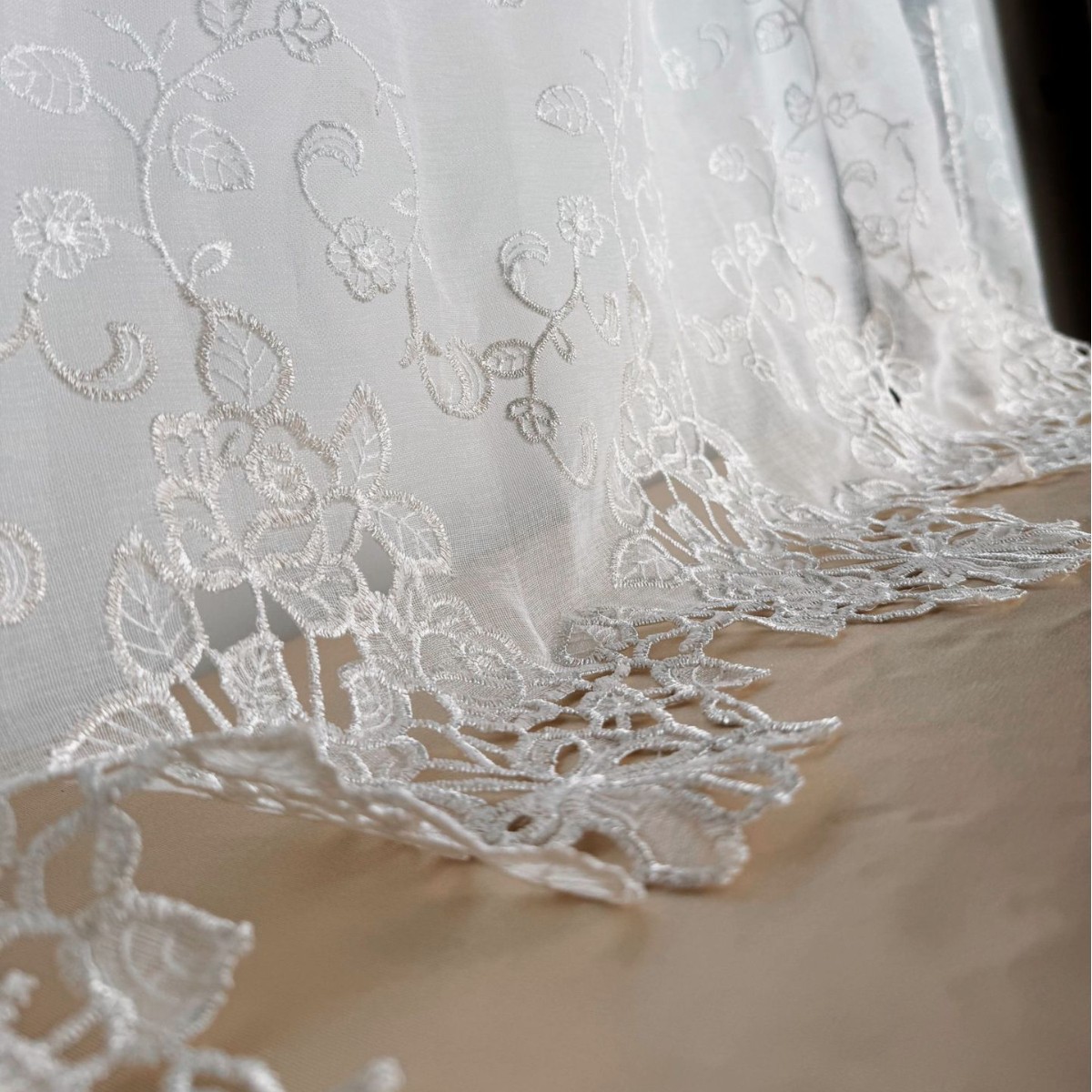 Cortina de tela de encaje bordado cortina de café perforada cortina transparente bordada con agujeros cortina de puerta estilo sin agujeros