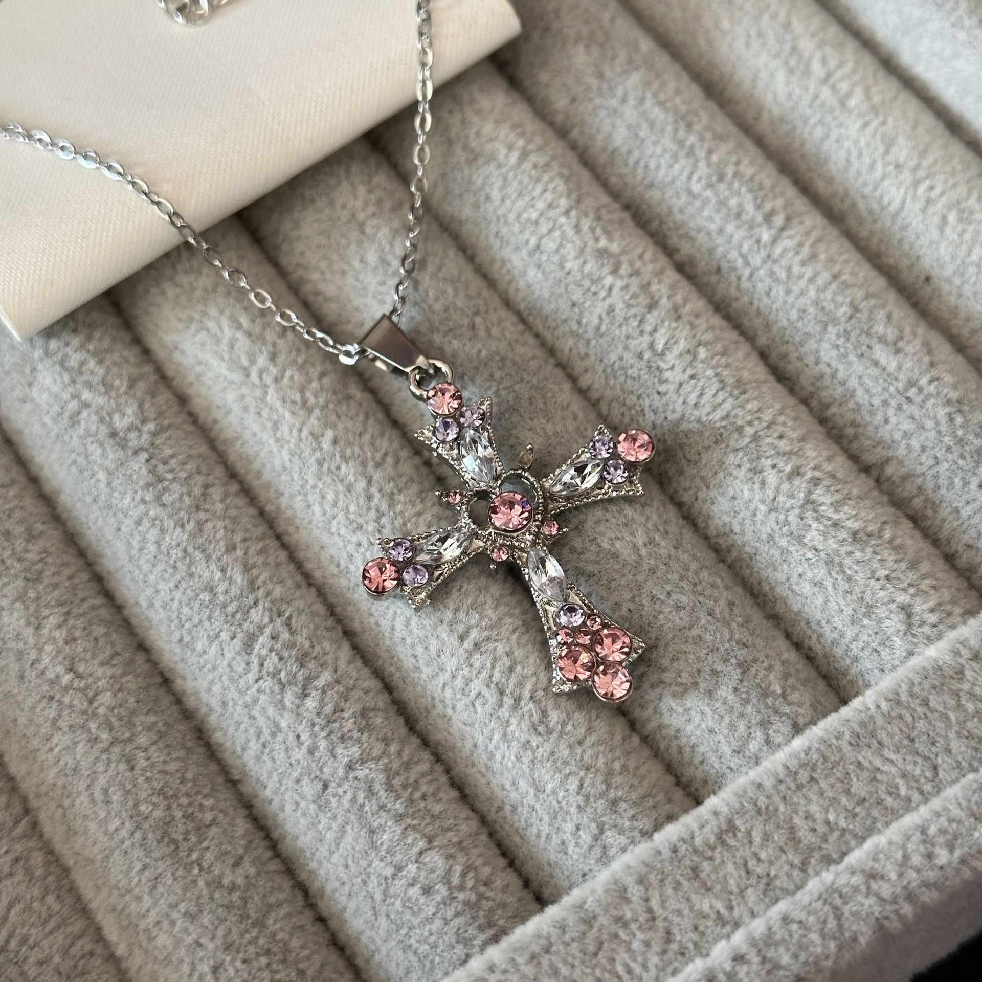 Estilo IG Brillante Cruzar Forma De Corazón Diamantes De Imitación Aleación Cadena Portacables Collares Colgantes Venta Al Por Mayor display picture 4