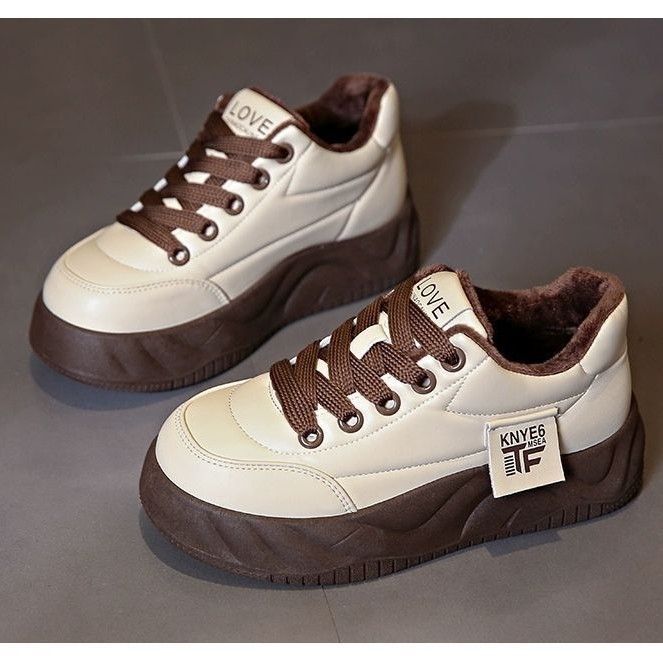 Zapatos de suela gruesa de pan de mujer y veludo 2024 super suave nuevos zapatos casuales de mujer calientes zapatos de skate de moda zapatos deportivos de algodón