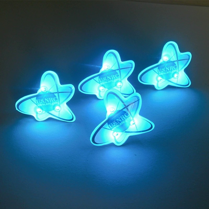 Fabricante de Insignias Luminosas, Insignias Intermitentes, Broches LED Iluminados, Artículos Creativos para la Atmósfera de Reuniones Anuales y Halloween