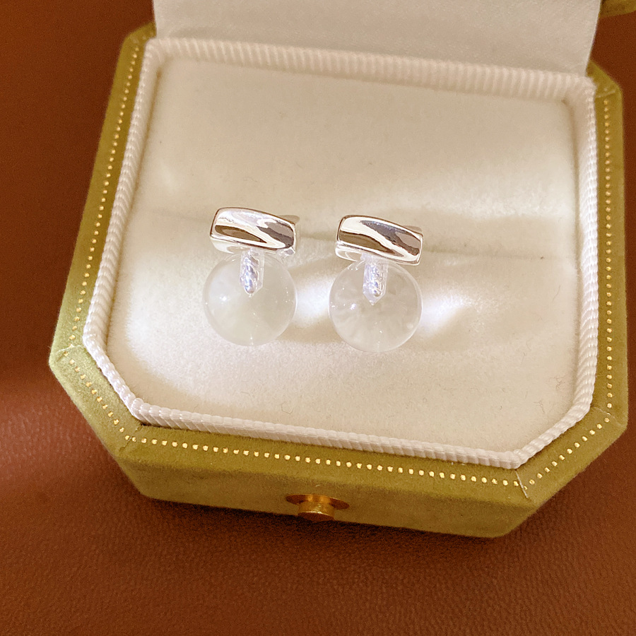 Aguja de plata resina aretes redondos minimalistas estilo diario viaje versátil pendientes ligeros de lujo alta sensación auriculares al por mayor